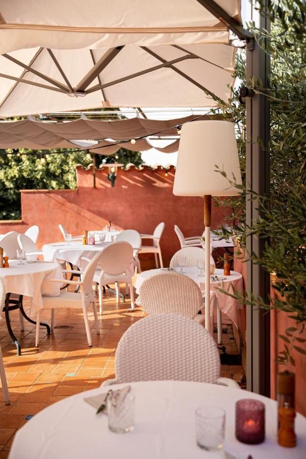 Le Square Hotel Astaffort Bagian luar foto