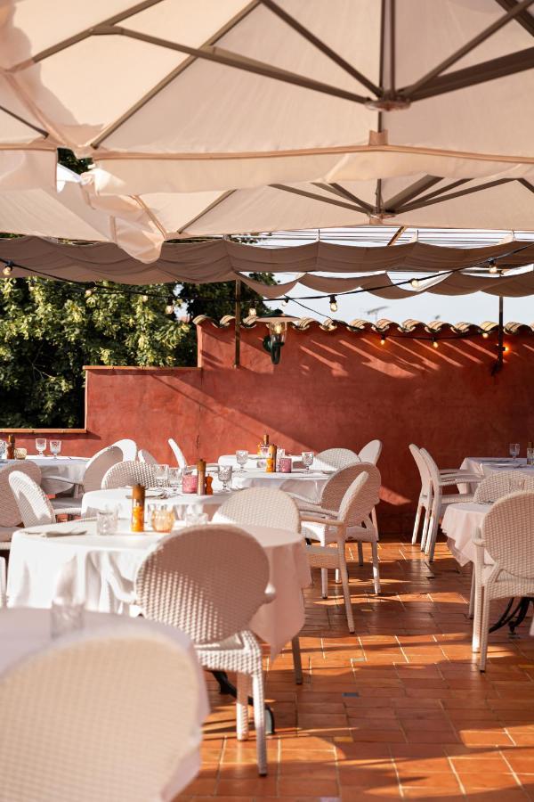 Le Square Hotel Astaffort Bagian luar foto