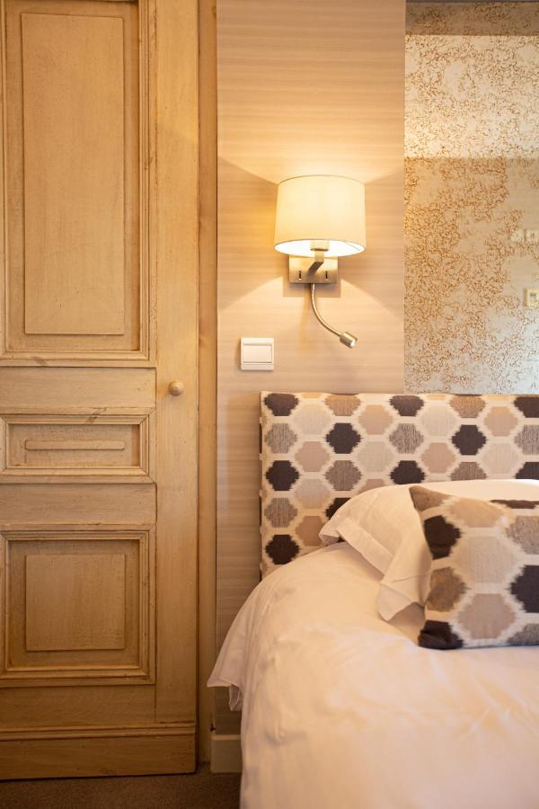 Le Square Hotel Astaffort Bagian luar foto
