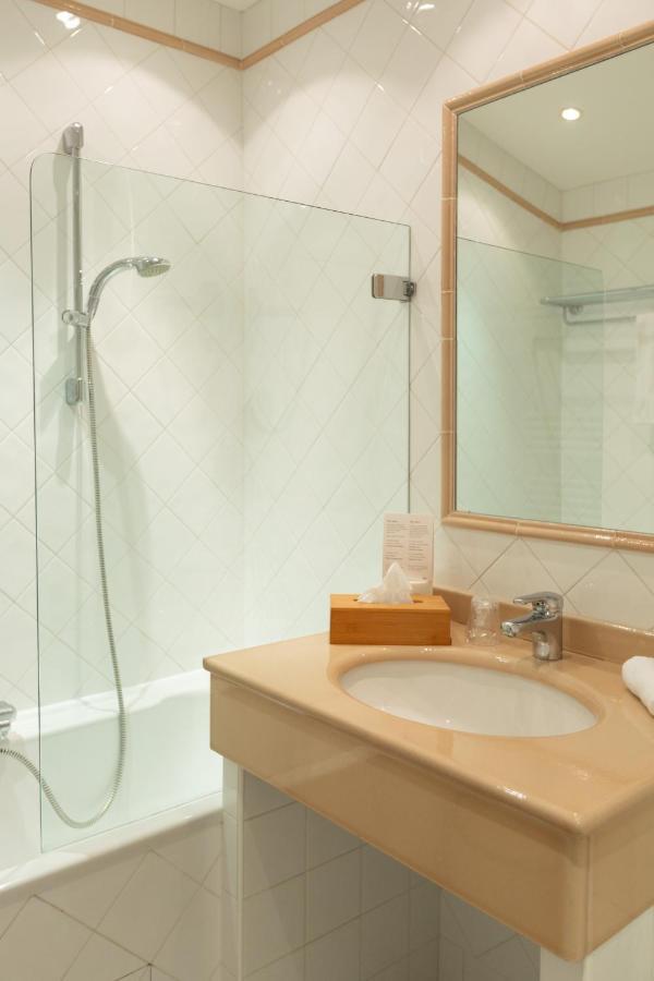 Le Square Hotel Astaffort Bagian luar foto