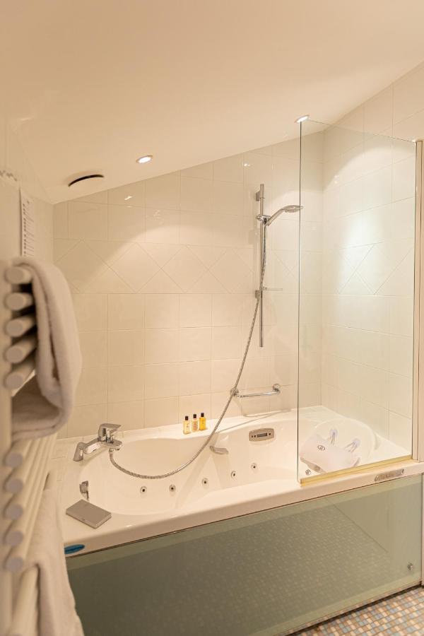 Le Square Hotel Astaffort Bagian luar foto