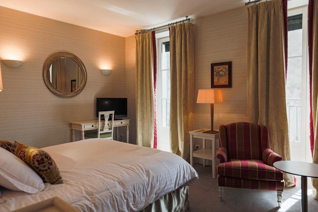 Le Square Hotel Astaffort Bagian luar foto