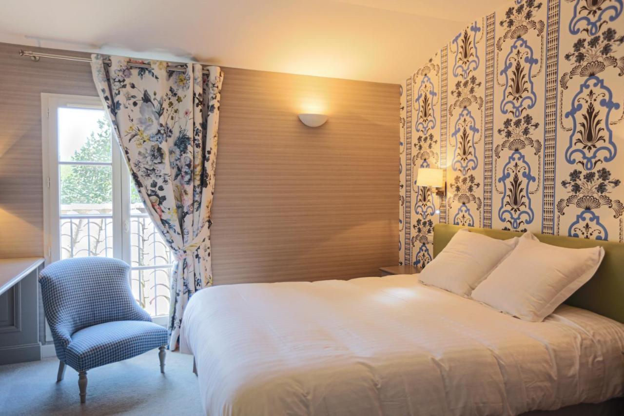 Le Square Hotel Astaffort Bagian luar foto