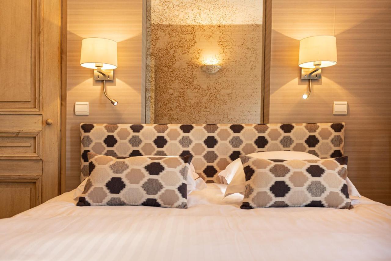 Le Square Hotel Astaffort Bagian luar foto