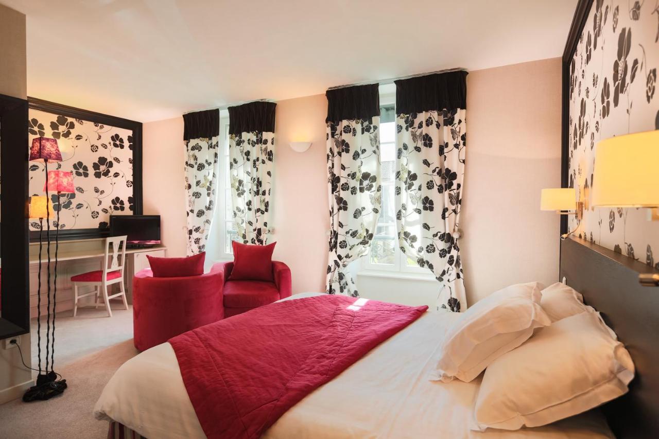 Le Square Hotel Astaffort Bagian luar foto