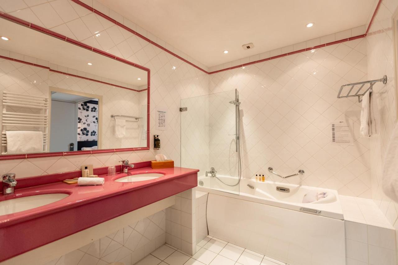 Le Square Hotel Astaffort Bagian luar foto