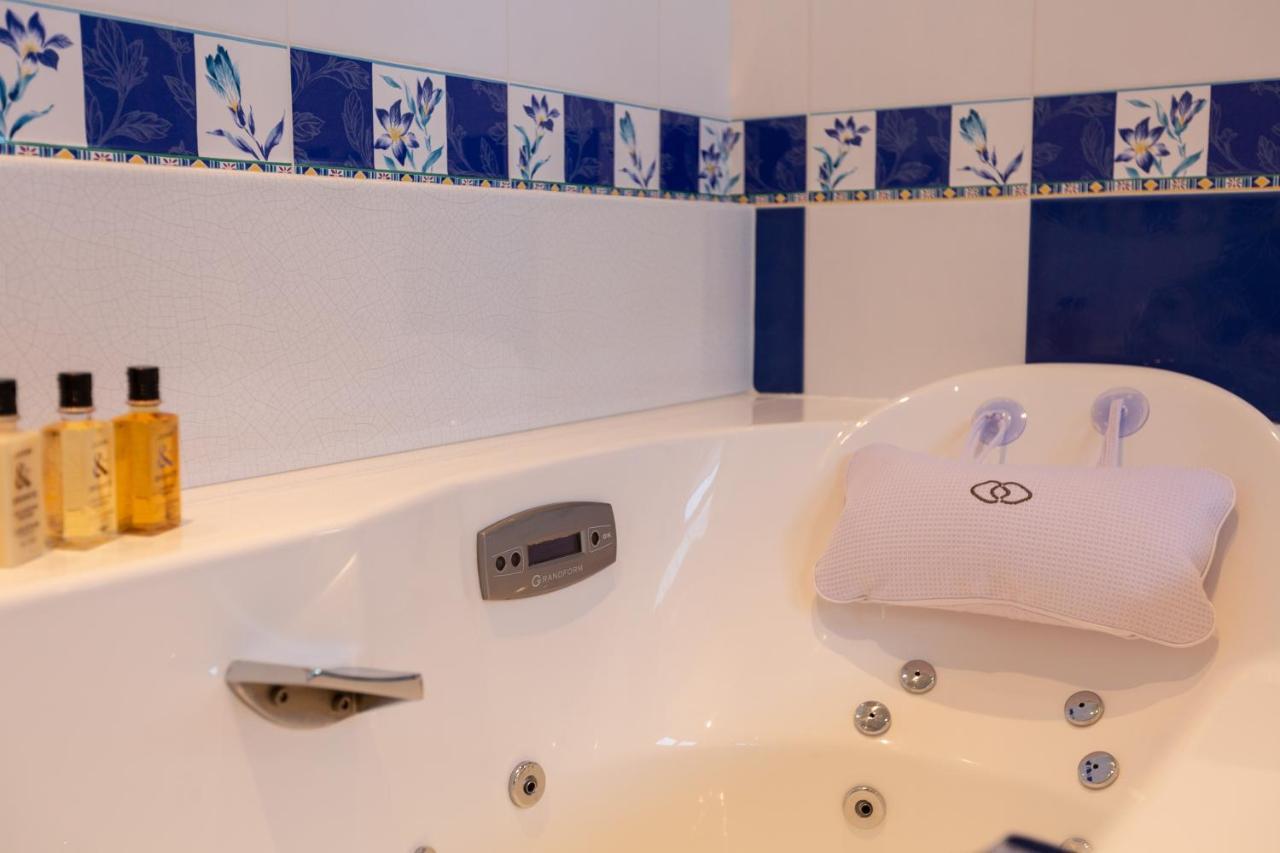 Le Square Hotel Astaffort Bagian luar foto
