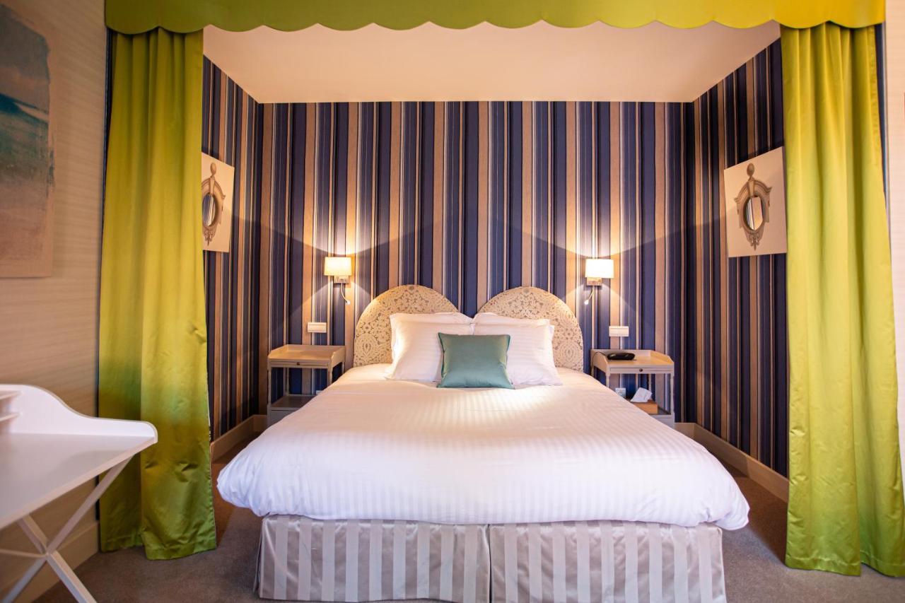 Le Square Hotel Astaffort Bagian luar foto
