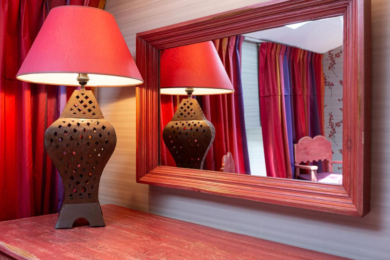 Le Square Hotel Astaffort Bagian luar foto
