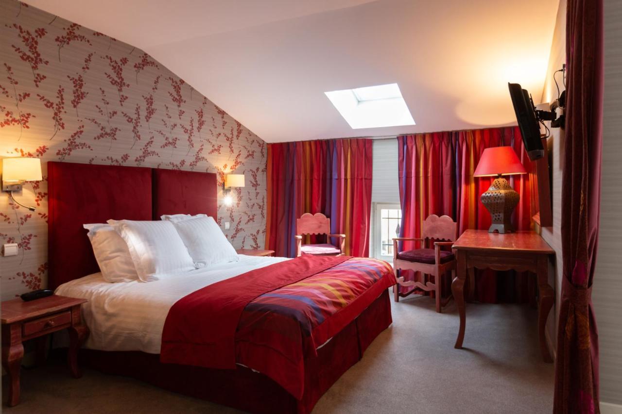 Le Square Hotel Astaffort Bagian luar foto
