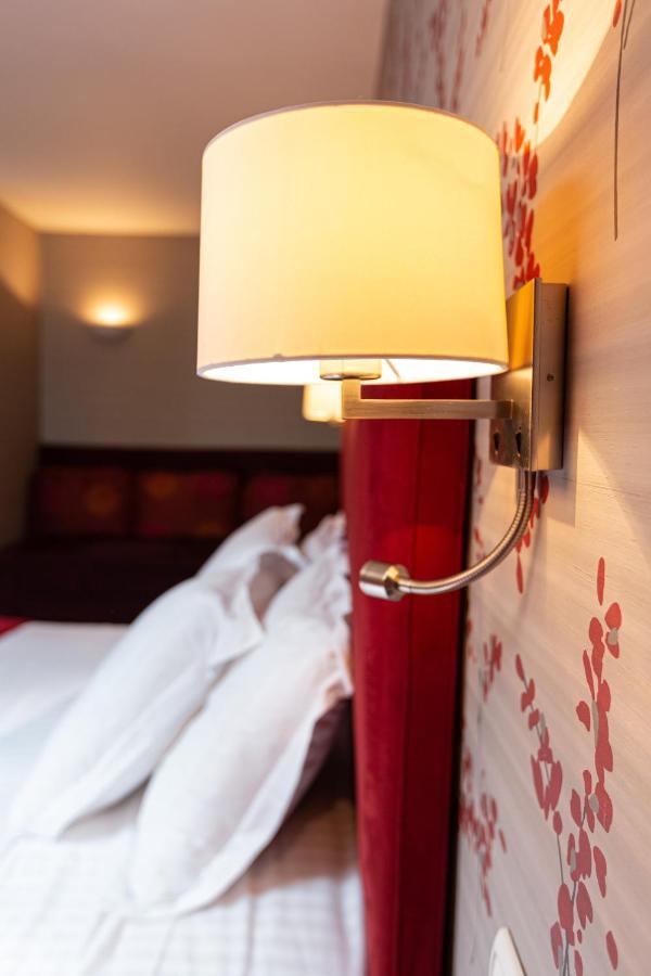 Le Square Hotel Astaffort Bagian luar foto