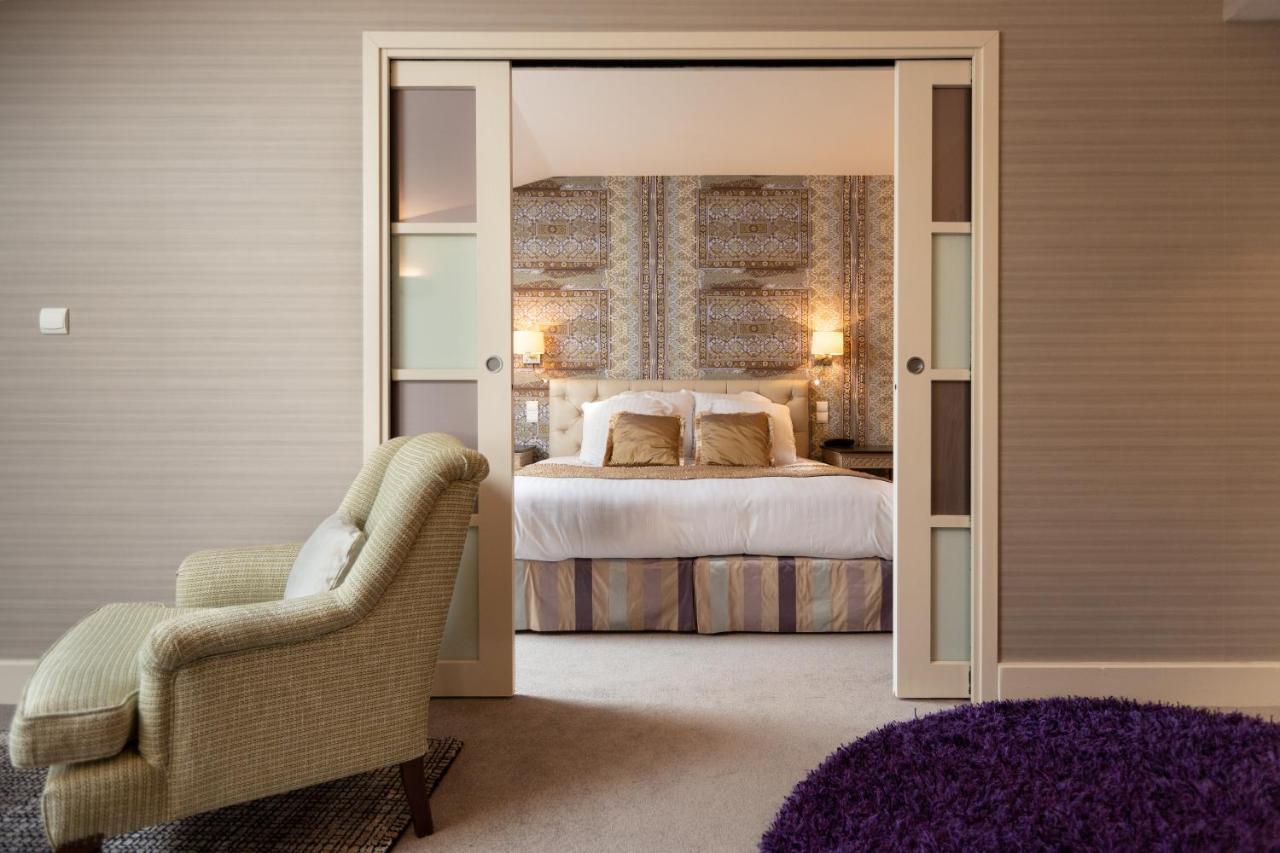 Le Square Hotel Astaffort Bagian luar foto