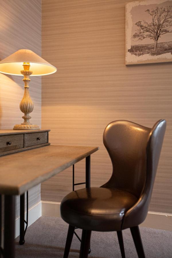 Le Square Hotel Astaffort Bagian luar foto