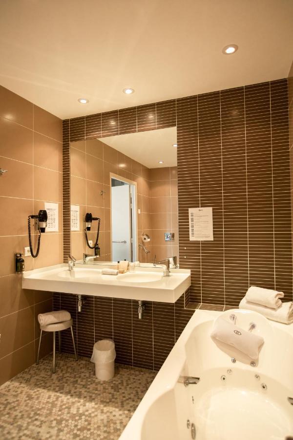 Le Square Hotel Astaffort Bagian luar foto