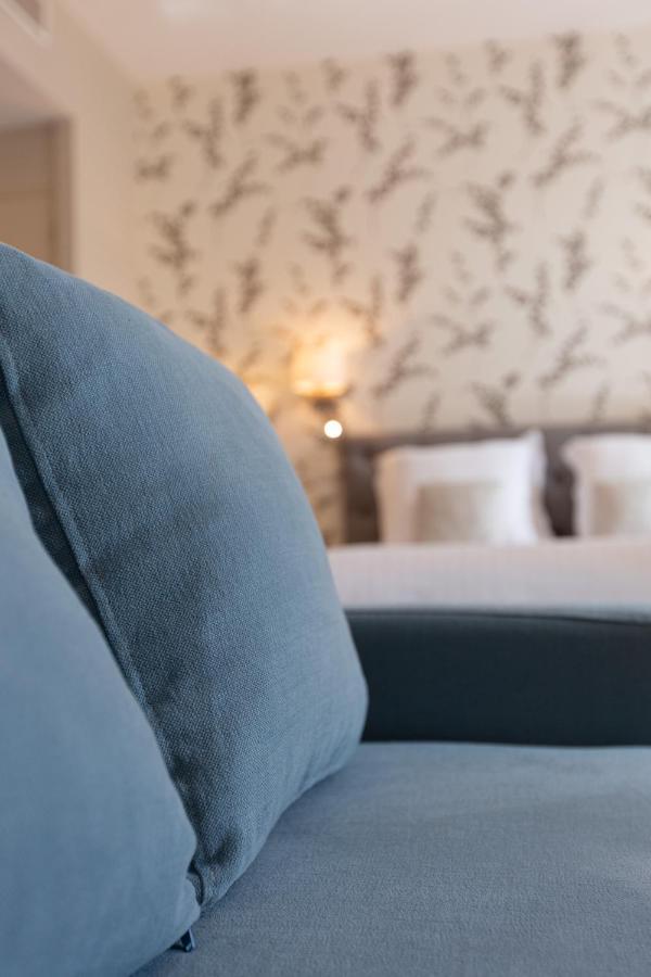 Le Square Hotel Astaffort Bagian luar foto
