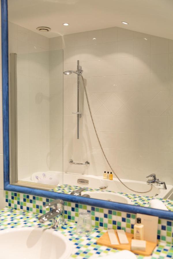 Le Square Hotel Astaffort Bagian luar foto