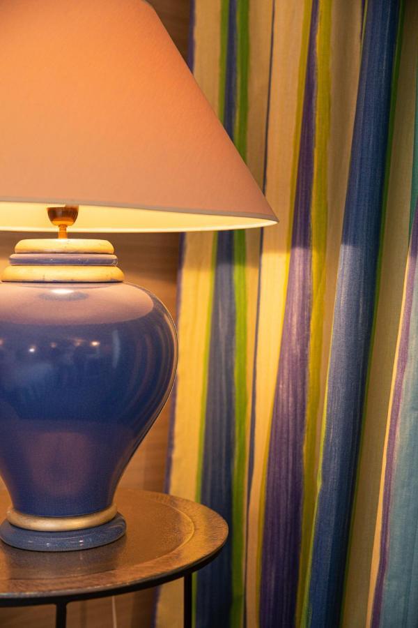 Le Square Hotel Astaffort Bagian luar foto