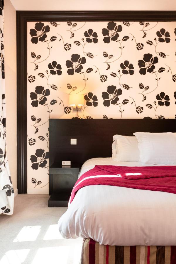 Le Square Hotel Astaffort Bagian luar foto