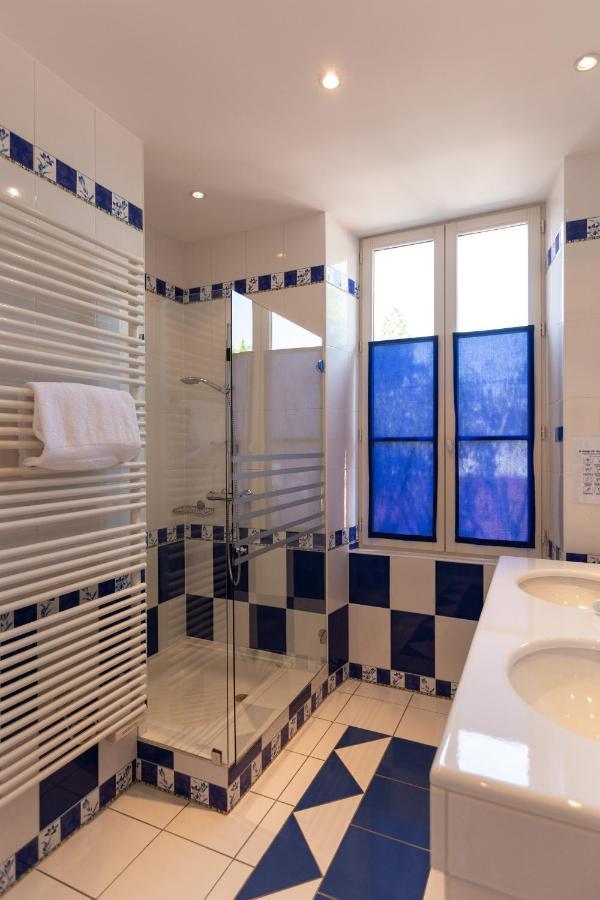 Le Square Hotel Astaffort Bagian luar foto