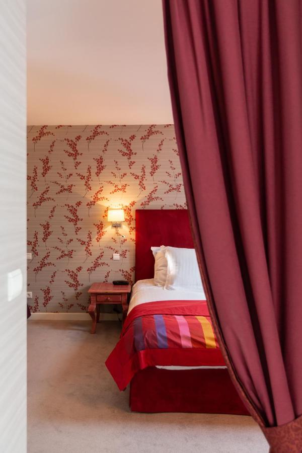Le Square Hotel Astaffort Bagian luar foto