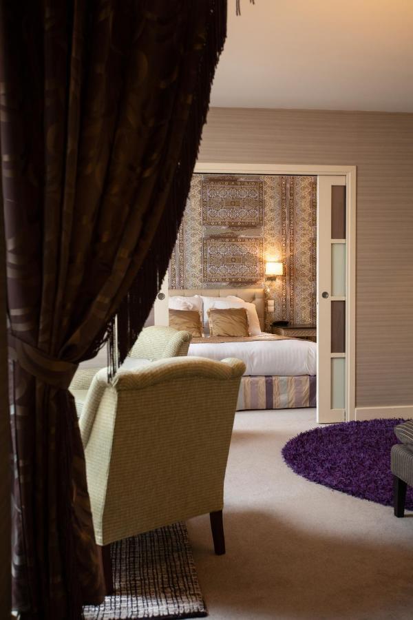Le Square Hotel Astaffort Bagian luar foto